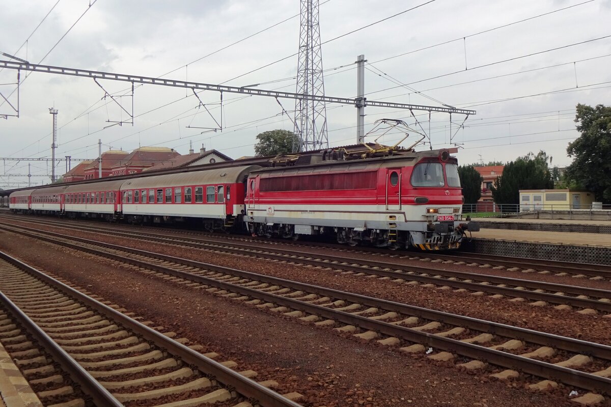 Am grauen Morgen von 26 Augustus 2021 steht ZSSK 240 054 in Leopoldov.