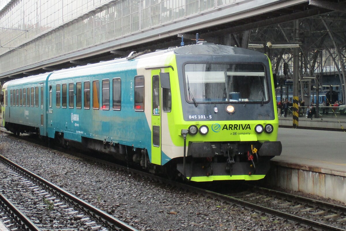 Am Morgen von 6 April 2017 steht Arriva CZ 845 104 in Praha hl.n. abfahrtbereit.