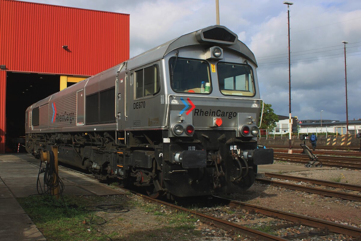 Am Tag der Schienen 21 September 2025 könnte Mann bei Rheincargo in Neuss am Kaiser eine netter Ausstellung von altere und ganz neue Loks der RhC beobachten. Auch DE 670 war dabei und lasst sich gerne fotografieren.