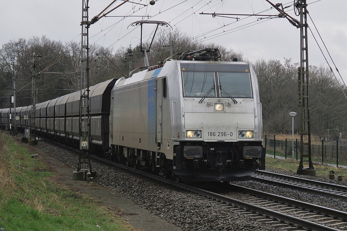 Am trüben 18 März 2017 treft Captrain 186 296 mit der Bottropper Kohlezug in Venlo ein und passiert der Fotografentruppe an der heute gesperrter Bahnübergang bei Venlo-Vierpaardjes.
