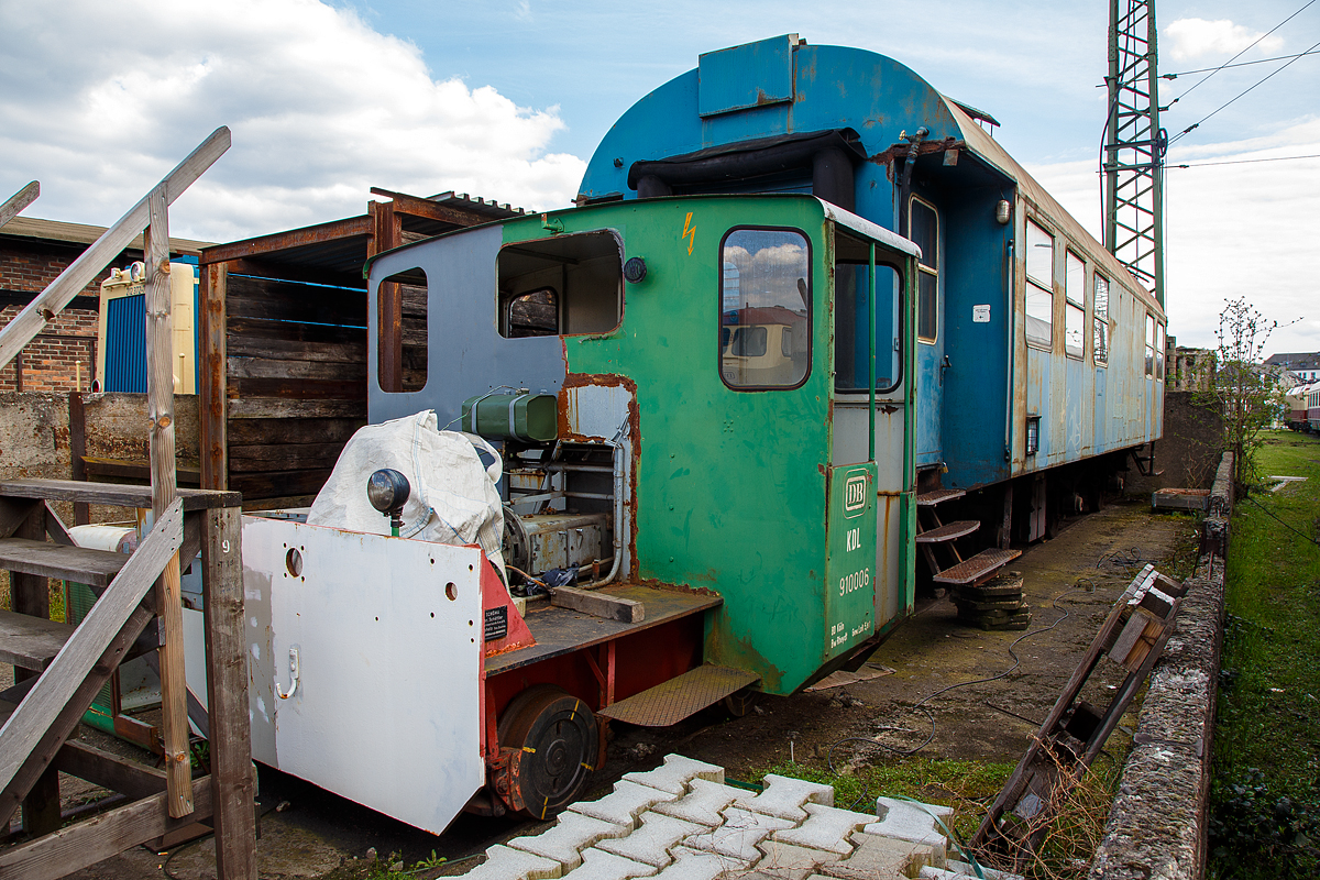 An dem Tag leider noch nicht so fotogen (heute wohl aufgearbeitet)...
Der kleine DB KDL 910 006, ex Kdl 91-0006, ex DB Kdl 91-06, ex DB Kdl 01-06, am 09.04.2016 im DB Museum Koblenz.

Die keine Lok wurde 1958 von SCHÖMA Christoph Schöttler Maschinenfabrik GmbH in Diepholz unter der Fabriknummer 2123 gebaut und an die Deutsche Bundesbahn als Kdl 01-06 fürs Bw Rheydt geliefert. Die SCHÖMA Modellbezeichnung war KDL 15-S20. Der Rangierschlepper wurde 1978 im BW Rheydt ausgemustert und im AW Bremen abgestellt und als nicht betriebsfähiges Museumsfahrzeug in den DB-Museumsbestand übernommen.

Die kleinsten normalspurigen Rangierlokomotiven der DB waren die Kdl, was für Kleinstdiesellokomotiven stand. Ihre Konstruktion ließ eine Einordung im Bereich der Regelfahrzeuge nicht zu. Deshalb wurden die Kdl als einziges Rangiergerät als Nebenfahrzeuge geführt.

Auf Betreiben von SCHÖMA wurden im Jahre 1953 Versuchseinsätze mit dem Prototyp Kdl 15 aufgenommen, der gleichzeitig das erste Normalspurfahrzeug dieses sonst eher auf Feldbahn- und Grubenloks u. ä. spezialisierten Herstellers war. Aus den Ergebnissen dieser Einsätze wurde dieses Fahrzeug zum Jahreswechsel 1953/1954 entsprechend umgebaut. Trotz der erfolgreichen Versuchsphase wurden erst im Jahre 1956 zwei weitere Fahrzeuge bestellt. Anfang 1958 wurde dann mit 10 Fahrzeugen eine größere Bestellung ausgeführt, die aber gleichzeitig den Endpunkt dieser Entwicklung darstellte. Die Fahrzeuge wurden auf Grund ihrer Größe und Leistung vorrangig im Verschub bei den BW´s eingesetzt. In diesem Einsatzbereich kam ihnen ihre extrem kurze Baulänge zu Gunsten, da sie z. B. mit Dampfloks noch auf 23 m-Drehscheiben passten.

Motorisiert waren die Kdl mit einem luftgekühlten Zweizylinder-Dieselmotor von Deutz (Vorserie Einzylindermotor). Ihr mechanisches Getriebe erlaubte im Streckengang eine Höchstgeschwindigkeit von 21 km/h. Die Fahrzeuge wurden anfänglich unter der Bezeichnung Kdl 01 geführt. Diese wurde später in Kdl 91 geändert. Wie bei allen Nebenfahrzeugen wurde Anfang der 1970er Jahre die Schreibweise in 91.0001 ff geändert.

TECHNISCHE DATEN:
Gebaute Anzahl: 12 für die DB und ca. 4 weitere für Private 
Hersteller: SCHÖMA 
Baujahre: 1953–1958
Spurweite: 1.435 mm (Normalspur)
Achsformel: B
Länge über Puffer: 4.000 mm (Vorserie 2900 mm bzw. 3500 mm)
Raddurchmesser: 500 mm (neu)
Dienstgewicht: 6 t
Leistung: 20 PS (Vorserie 15 PS)
