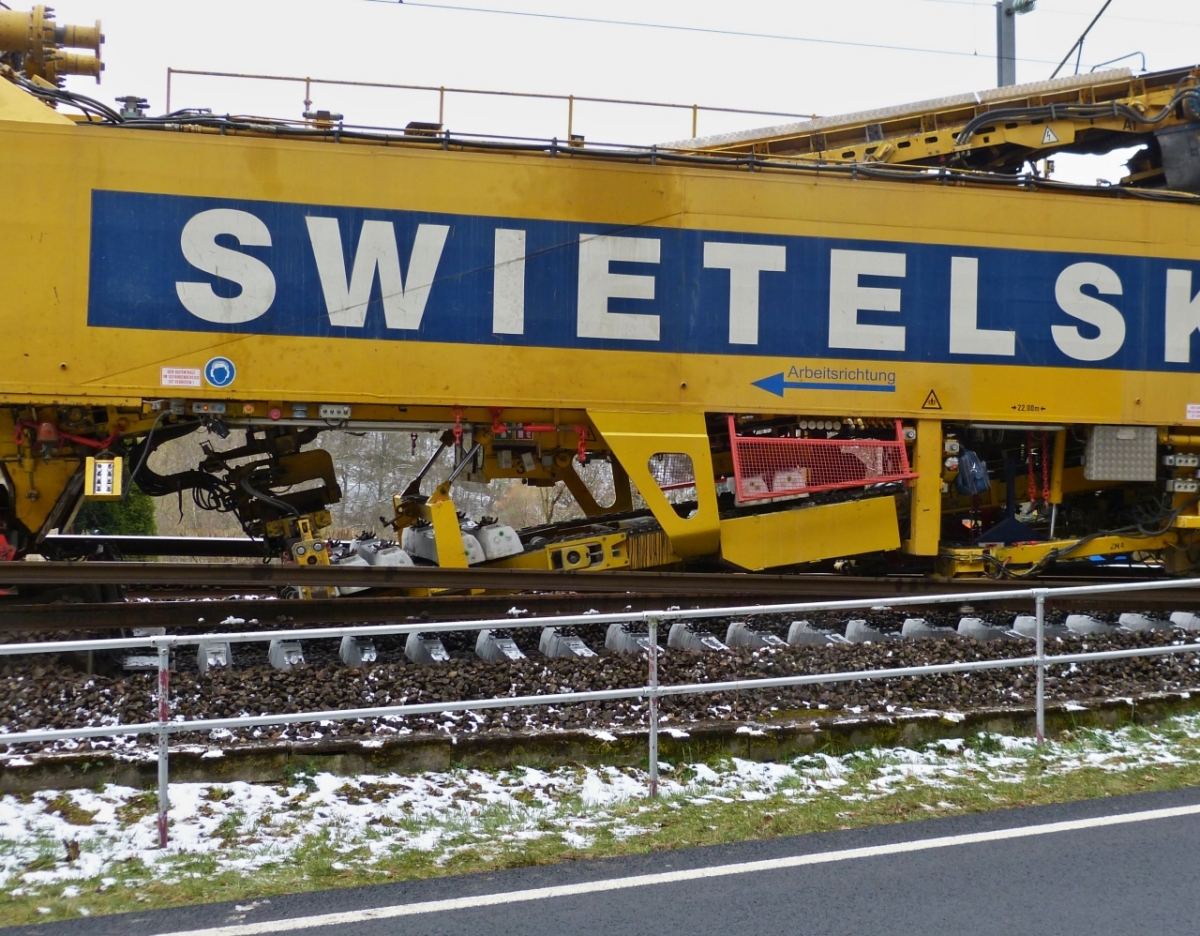 An einer Stra�enkurve neben der Bahnstrecke nahe Drauffelt, gelangen mir einige Bilder der Arbeitsweise des Gleisumbauzuges. Die Neuen Betonschwellen  werden im Gleisbett positioniert, davor dr�ckt noch ein Schild den �berfl�ssigen Schotter aus dem Gleisbett an den Seiten aus dem Gleisbett heraus. 07.04.2021

