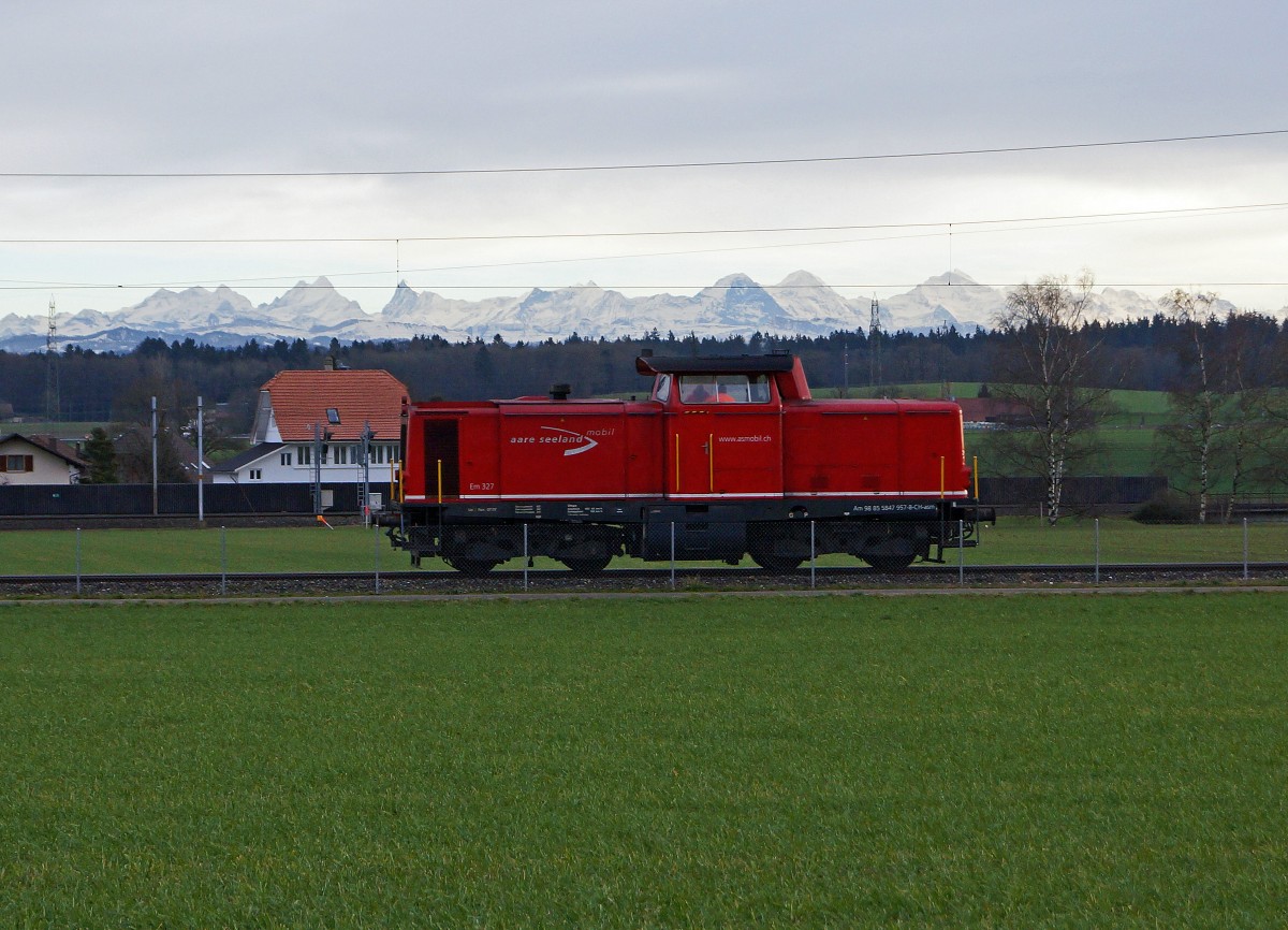 ASm: Bei wechselhafter Witterung wurden am 12. Januar 2015 die Oelz�ge auf dem ASm-Dreischienengeleise zwischen Niederbipp und dem Tanklager Oberbipp mit der Em 327 (ex DB V 100) gef�hrt. Die Em 327 auf der Fahrt zum Tanklager Oberbipp, wo ein weiterer Kesselwagenzug f�r die Ueberf�hrung nach Niederbipp bereit steht.
Foto: Walter Ruetsch