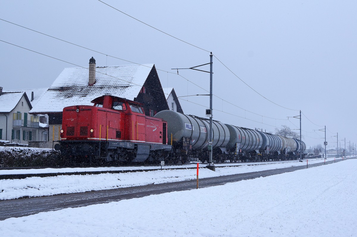 ASm: Die Em 327 (ex Sersa Am 847 957-8, ex DB 211 215-9 bzw. V 100 1215) brachte am 20. Januar 2015 bei sehr kaltem und trübem Wetter beladene Kesselwagen zum Tanklager Oberbipp. Die Aufnahme ist auf dem Dreischienengeleise bei Buchli-Oberbpp entstanden.
Foto: Walter Ruetsch 