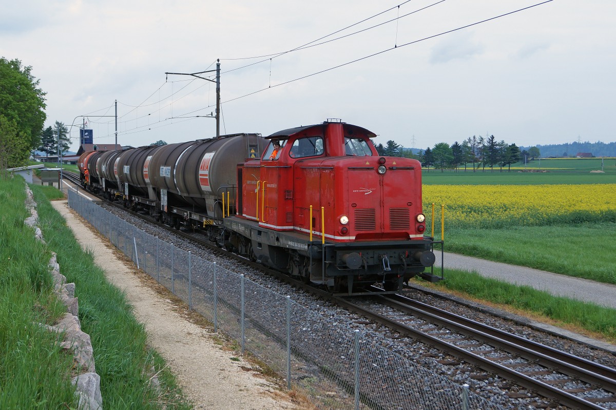 ASm: Die Em 327 (ex Sersa Am 847 957-8, ex DB 211 215-9 bzw. V 100 1215) war am 28. April 2015 bei der Haltestelle Buchli mit einem Kesselwagenzug unterwegs, der von Frauenhand gesteuert wurde.
Foto: Walter Ruetsch 