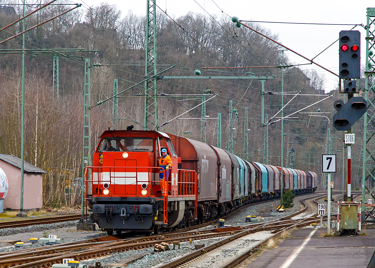 
Auch sie hat nun wieder eine erfolgreiche HU...
Die Lok der Westerwaldbahn WEBA 07 (211 274-6), eine MaK OnRail DH 1004 wobei der Rahmen und Drehgestelle von einer V 100 sind, erreicht am 19.03.2015 mit ihrem �bergabeg�terzug den Bahnhof Betzdorf/Sieg. 

An Anfang vom Bahnsteig 105 wird der Rangierer absteigen, damit dieser sehen kann wann der letzte Wagen die Weiche �berfahren hat und dann das Rangiersignal zu beobachten. Denn der Zug wird in der anderen Richtung recht in den Abstellbereich geschoben.

Die Lok wurde 1962 bei Krauss-Maffei unter Fabrik-Nr. 18870 als V 100.10 gebaut. 2003 erfolgte der Umbau durch Vossloh Locomotives GmbH, Moers in die MaK OnRail DH 1004 unter der Fabriknummer  DH 1004/88. Nur der Rahmen und die Drehgestelle sind noch von der  V 100. Sie hat die komplette NVR-Nummer 92 80 1211 274-6 D-WEBA.