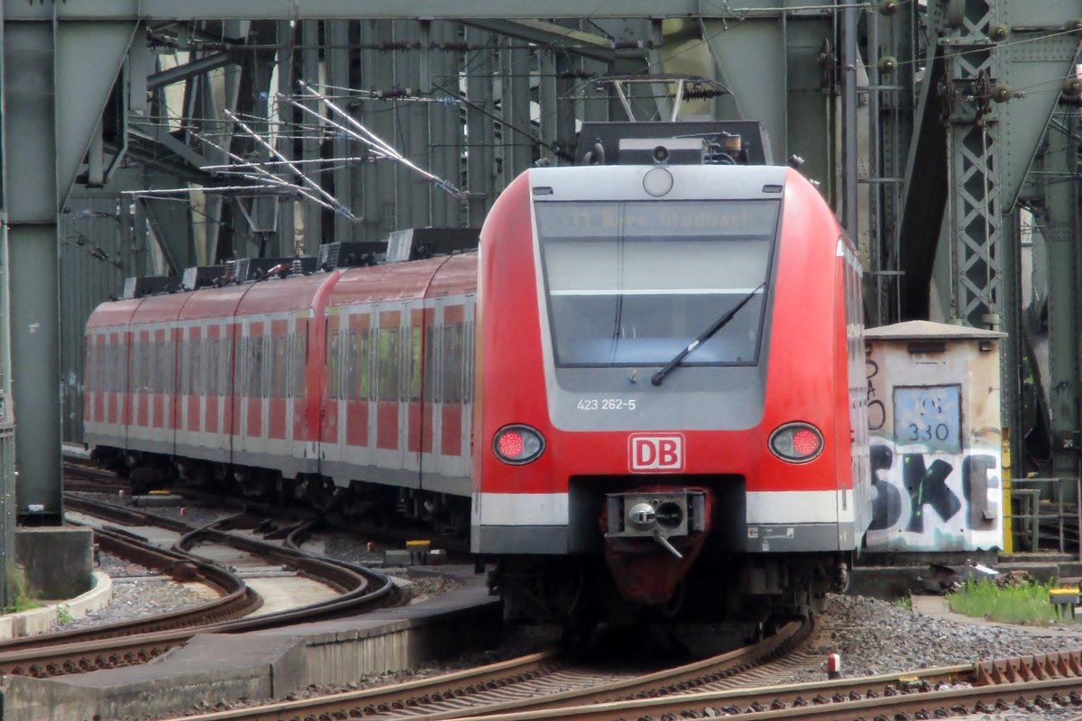 Auf die Br�cke! DB 423 262 verl�sst am 28 April 20-18 K�ln Hbf. 