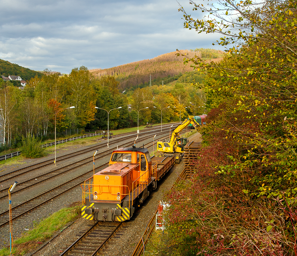 
Auf den letzten vorhandenen Metern Gleis der Strecke zwischen Bahnhof Herdorf und Neunkirchen tätigt die KSW 45 (98 80 0276 016-9 D-KSW) eine MaK G 1204 BB der Kreisbahn Siegen-Wittgenstein mit einem 2-achsiger Flachwagen der Gattung Ks 446 am 11.10.2020 in Herdorf den Pendelverkehr.

Hier belädt gerade der Liebherr Zweiwegebagger A 922 Rail Litronic, Kleinwagen Nr. D-KAF 99 80 9903 659-7, der KAF Falkenhahn Bau AG (Kreuztal), den Flachwagen mit ca. 6 m langen Altgleisstücken.