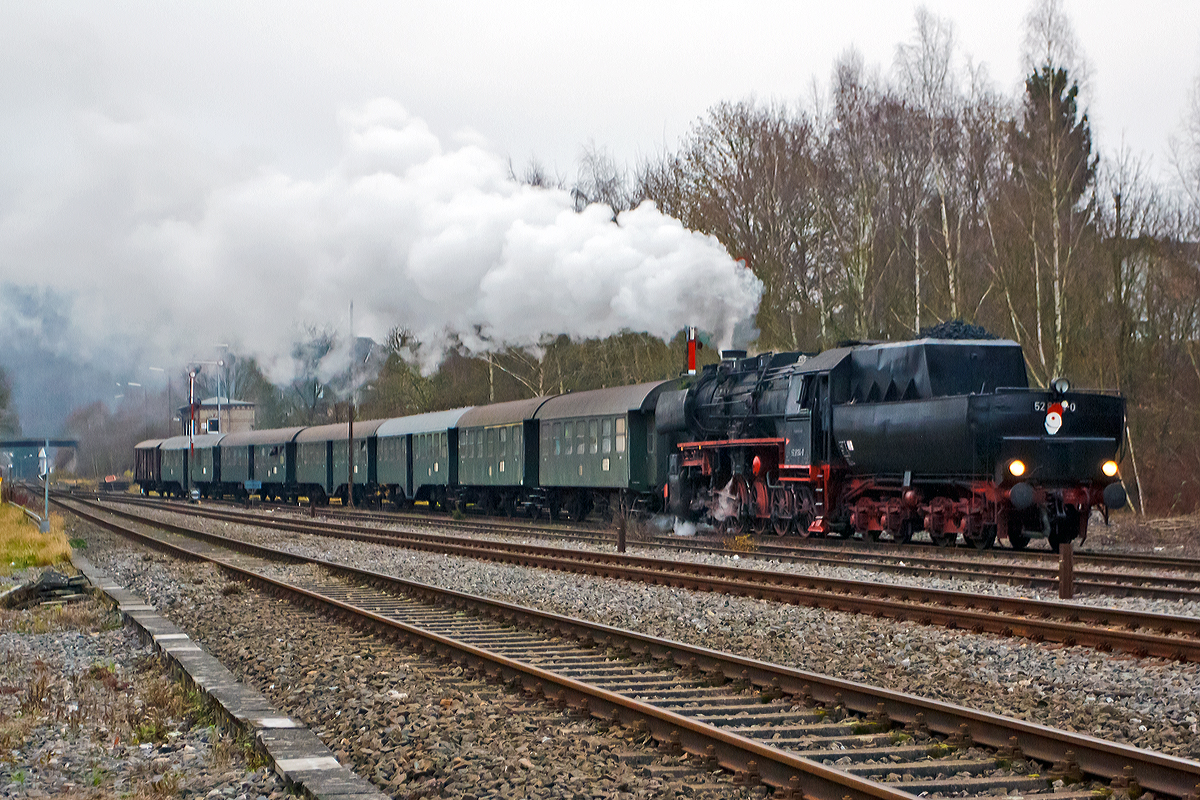 
Auf der Rückfahrt am 30.11.204 von Würgendorf nach Betzdorf/Sieg fährt die Betzdorfer  52 8134-0 (ex DB 052 134-4, ex DR 52 8134-0) nun Tendervoraus durch Herdorf.

An diesem Wochenende veranstalten die Eisenbahnfreunden Betzdorf ihre alljährlichen Nikolausfahrten auf der Hellertalbahn (KBS 462), am Sonntag den 30.11. 2014 zwischen Betzdorf/Sieg und Würgendorf.