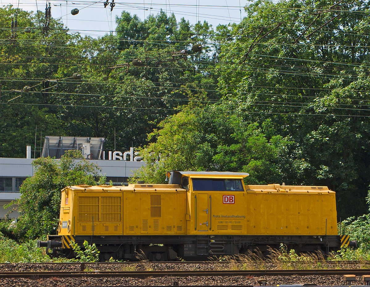 
Aus dem DB Museum Koblenz-Lützel heraus konnte ich am 22.06.2014 die abgestellte 203 301-7  Dieter  der DB Netz AG, ex DR 110 675-6, ex DR 112 675-4, ex DB 202 675-5, fotografieren.

Die V 100.1 wurde 1974 bei LEW (VEB Lokomotivbau Elektrotechnische Werke „Hans Beimler“, Hennigsdorf) unter der Fabriknummer 14376 gebaut und als 110 675-6 an die DR ausgeliefert. 
1983 erfolgte der Umbau und Umzeichnung in DR 112 675-4, die Umzeichnung in DR 202 675-5 erfolgte 1992 und ab 01.01.94 dann DB 202 675-5, die Ausmusterung bei der DB erfolgte 2000 und ging dann an SFZ - Schienenfahrzeugzentrum Stendal (heute ALS - ALSTOM Lokomotiven Service GmbH, Stendal), hier erhielt sie einen neuen CAT-Motor und wurde entsprechend in 203 301-7 umbezeichnet. Im Jahr 2001 ging sie dann als 203 301-7  Dieter  an die DB Bahnbau und 2004 an die DB Netz AG. 
Sie hat die NVR-Nummer 92 80 1203 301-7 D-DB und die EBA-Nummer EBA 01C23K 301.

Technische Daten:
Spurweite: 1.435 mm (Normalspur)
Achsanordnung: B'B'
Höchstgeschwindigkeit: 100 km/h
Kleinste Dauerfahrgeschwindigkeit: 18 km/h
Dienstgewicht: 69 t
Länge über Puffer: 14.240 mm
Radsatzabstand im Drehgestell: 2.300 mm
Drehzapfenabstand: 7.000 mm
Kleinster befahrbarer Gleisbogenradius: 100 m

Motortyp: Caterpillar 3512 B DI-TA
Motorart: 12-Zylinder-Dieselmotor mit Direkteinspritzung, Abgasturbolader und Ladeluftkühlung
Motorleitung: 1.305 kW (1.775 PS) bei 1.600 U/min
Hubraum: 51,8 l (Bohrung-Ø 170 x Hub 190 mm)
Motorgewicht: 6.537 kg
Getriebe: Voith Strömungsgetriebe GSR 30/5,7
