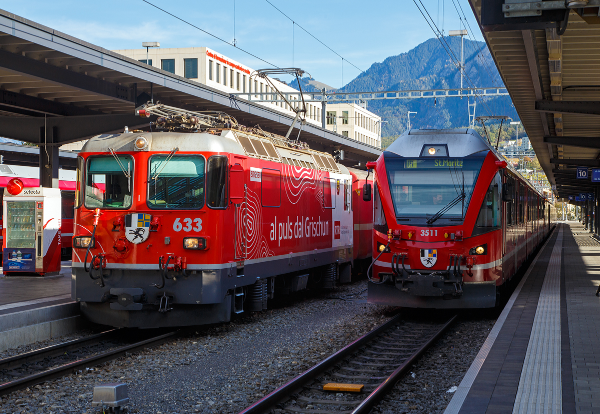 
Bahnhof Chur am 01.11.2019: 
Links (Gleis 11) steht die RhB Ge 4/4 II – 633   Zuoz  mit Werbung für Radiotelevisiun Svizra Rumantscha (RTR) mit dem RE nach Disentis/Mustér. 
Rechts (Gleis 10) steht der RhB ALLEGRA-Zweispannungstriebzug (RhB ABe 8/12) 3511  Otto Barblan  mit dem RhB Alvra-Gliederzug bzw. Albula-Gliederzug AGZ ABi 5703 (Alvra ist rätoromanisch für Albula), als IR nach St. Moritz zur Abfahrt bereit.