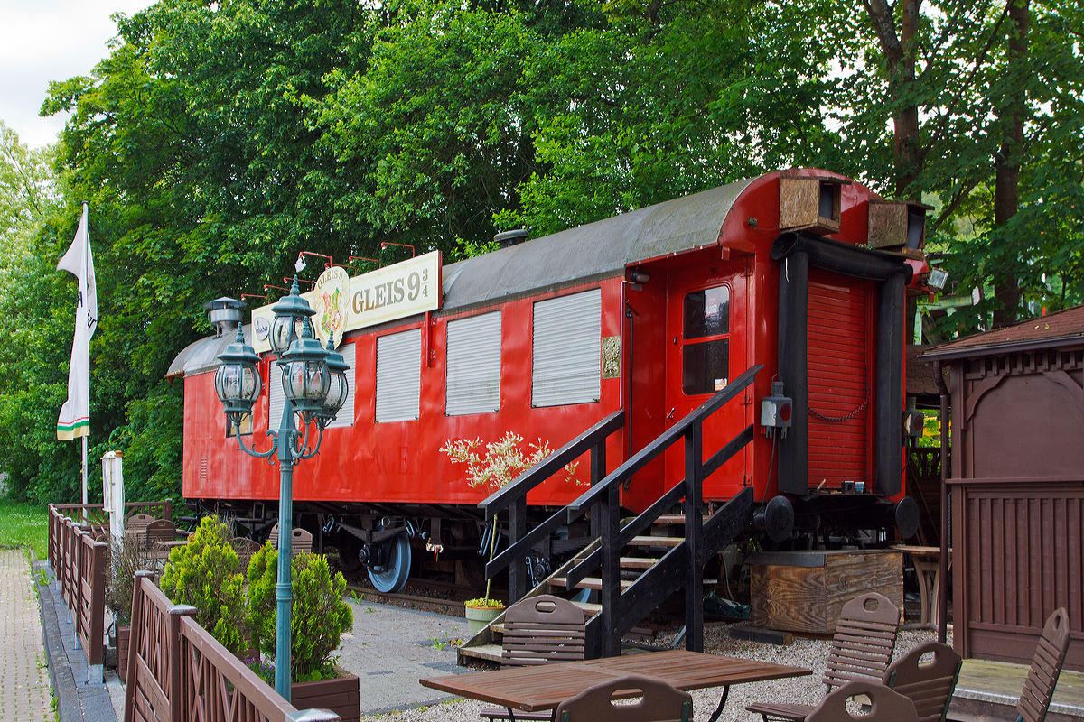 Bahnhof Hilchenbach Gleis 9 3/4 am 03.06.2014....
Ein umfunktionierter ehemaliger dreiachsiger DB-Umbauwagen der Bauart 3yg(e), er wird heute gastronomischer Betrieb genutzt.
