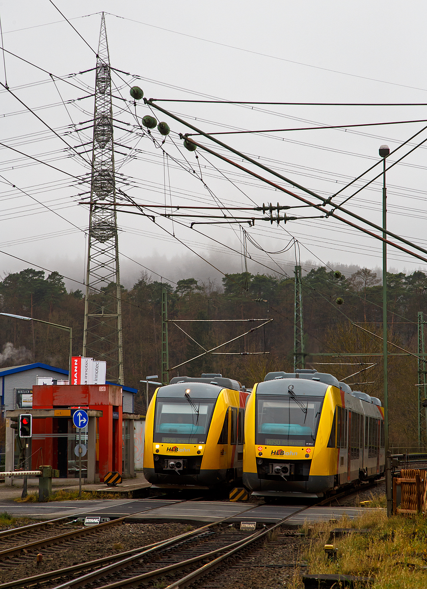 Bahnhof Scheuerfeld/Sieg am 18.12.2021: 
Links hält gerade der VT 205 Abp (95 80 0640 105-2 D-HEB), in Alstom Coradia LINT 27 der (Hessische Landesbahn), als RB 90  Westerwald-Sieg-Bahn  (Altenkirchen - Au/Sieg – Siegen). Rechts fährt gerade der VT 251 (95 80 0648 151-8 D-HEB / 95 80 0648 651-7 D-HEB) ein Alstom Coradia LINT 41 der HLB, als RB 90  Westerwald-Sieg-Bahn  (Siegen - Au/Sieg - Altenkirchen), nun vom Bf weiter.

