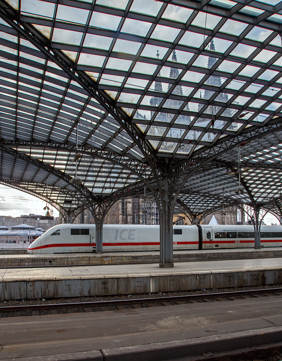 
Bahnhofs-Impression im Hauptbahnhof Köln am 22.12.2018.....
Ein IEC 2 (402 021-0) steht am Gleis 2 zur Abfahrt bereit.