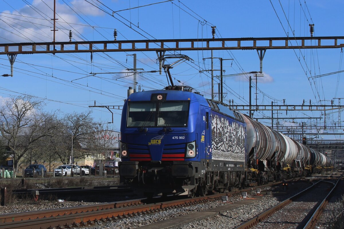 Bei das bekannter -und ganz legaler- Fotopunkt beim Bahnhof Pratteln kann Mann Dienstags-Freitags immer wieder eine ganze Menge von G�terz�ge auf den Chip retten. WRS 475 902 war am 13 Februar 2024 eine von viele Guterz�ge.