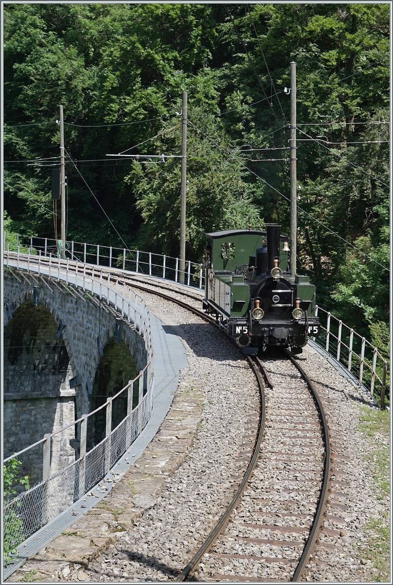 Bei besonderen Anlässen zeigt die Blonay Chamby Bahn die Vielfachtraktion eines ihrer Züge; die drei folgenden Bilder zeigen eine solche Vielfachtraktion auf eine ganz andere Art: Da der Baye de Clarens Viadukt nicht mit hohen Lasten befahren werden darf, musste die Dreifachtraktion des Dampfzuges (Vevey) -Blonay - Chaulin geteilt werden d.h. es kam jeweils eine Lok nach der anderen über den Viadukt gefahren. Den Anfang machte die LEB G 3/3 N° 5. 

4. Juni 2022