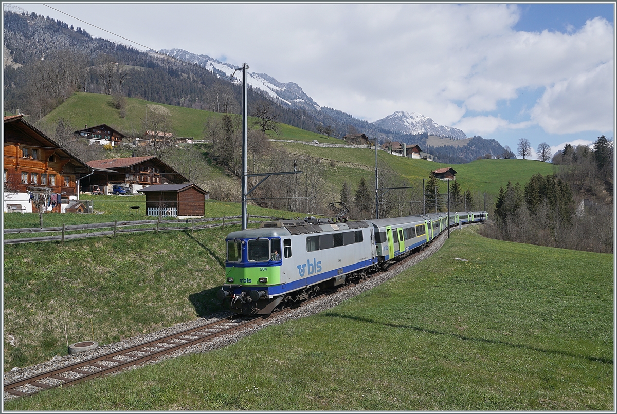 Bei Enge im Simmental ist die BLS Re 4/4 II 504 mit ihrem RE aus EW III Wagen auf dem Weg nach Zweisimmen. 

14. April 2021
