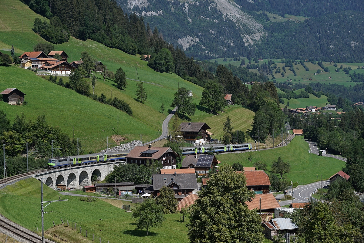 Bei Garstatt schiebt die BLS Re 4/4 II 502 ihren RE in Richtung Spiez.

11. August 2020