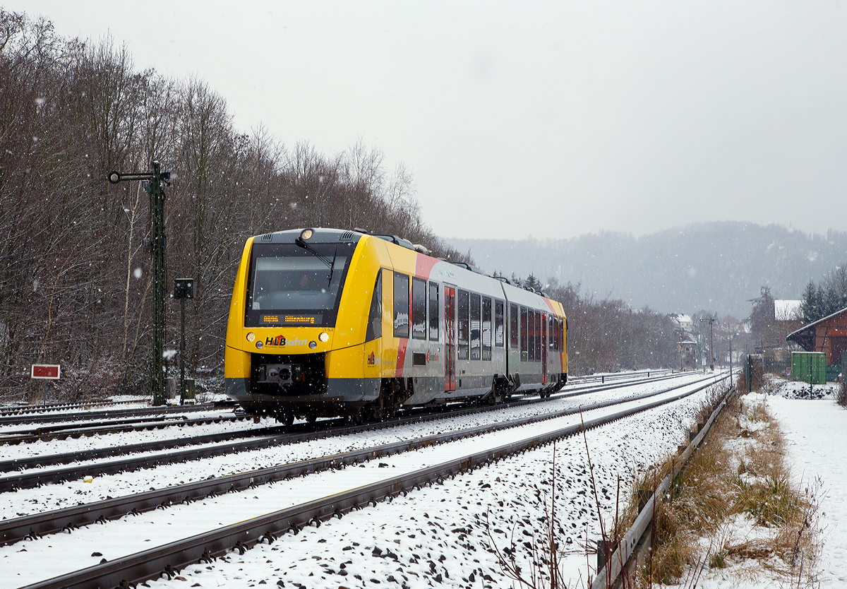 Bei leichtem Schneefall...
Der VT 504 (95 80 1648 104-5 D-HEB / 95 80 1648 604-4 D-HEB), ein Alstom Coradia LINT 41 der neuen Generation / neue Kopfform der HLB (Hessische Landesbahn GmbH), verlässt am 17.01.2021 bei leichtem Schneefall, als RB 96  Hellertalbahn  (Betzdorf - Herdorf - Neunkirchen - Haiger - Dillenburg), Umlauf 61779, den Bahnhof Herdorf. 