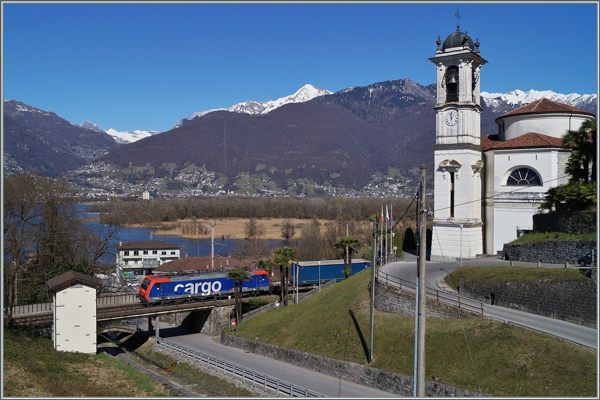 Bei Magadino ist eine SBB Re 474 mit einem Güterzug Richtung Luino unterwegs.
19. März 2014