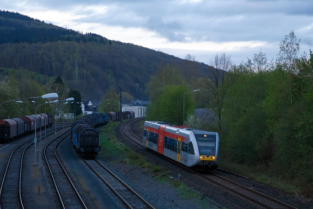 
Bei schlechtem Licht geht nicht....Geht doch....
Ein Stadler GTW 2/6 der Hellertalbahn hat am 25.04.2015  (abends um 20:09Uhr) gerade das Einfahrtsignal von Herdorf passiert und erreicht gleich den Bahnhof Herdorf.