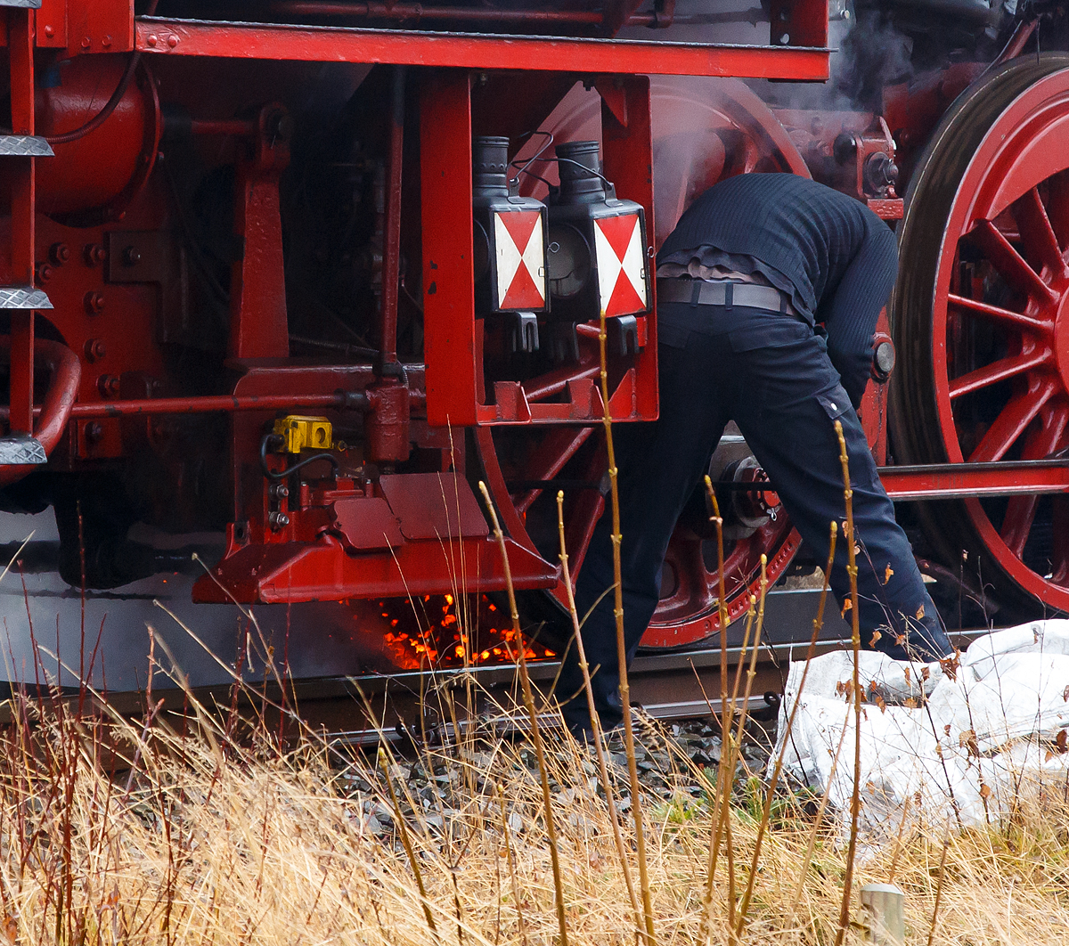 
Beim Bahnhof Lützel wurde die 52 1360-8 bzw. 52 360  (90 80 0052 360-9 D-HEV) vom Verein zur Förderung des Eisenbahnmuseums Vienenburg e.V.  am 11.12.2016 erst entschlackt, bevor sie hier später Wasser fasste. Für das Entschlacken wurden zuvor Blechwannen ins Gleis gelegt, die Lok fuhr darüber so das Schlacke bzw. Asche in die Wanne fiel. Später wurde die kalte Schlacke dann in Säcke gefüllt.