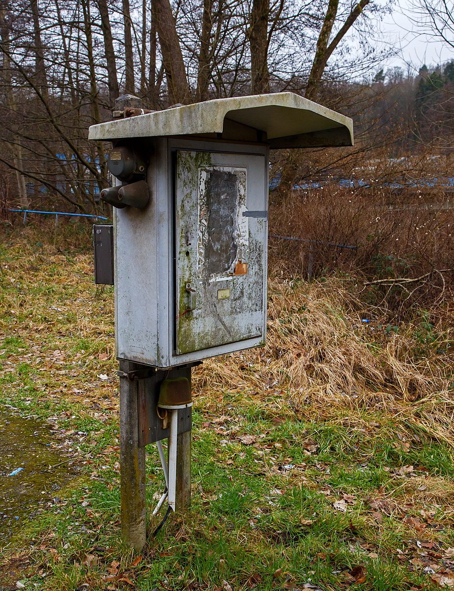 Beim Bahnhof Scheuerfeld (Sieg) an der Siegstrecke (KBS 460) hier am 15.01.2022: Alte Bahnfernsprecher-Stelle, diese Technik hat ausgedient, der Fernsprecher ist abmontiert und das große „F“ auch nicht mehr sichtbar. Mit dem Einzug der digitalen Kommunikation hatten sie ausgedient. 