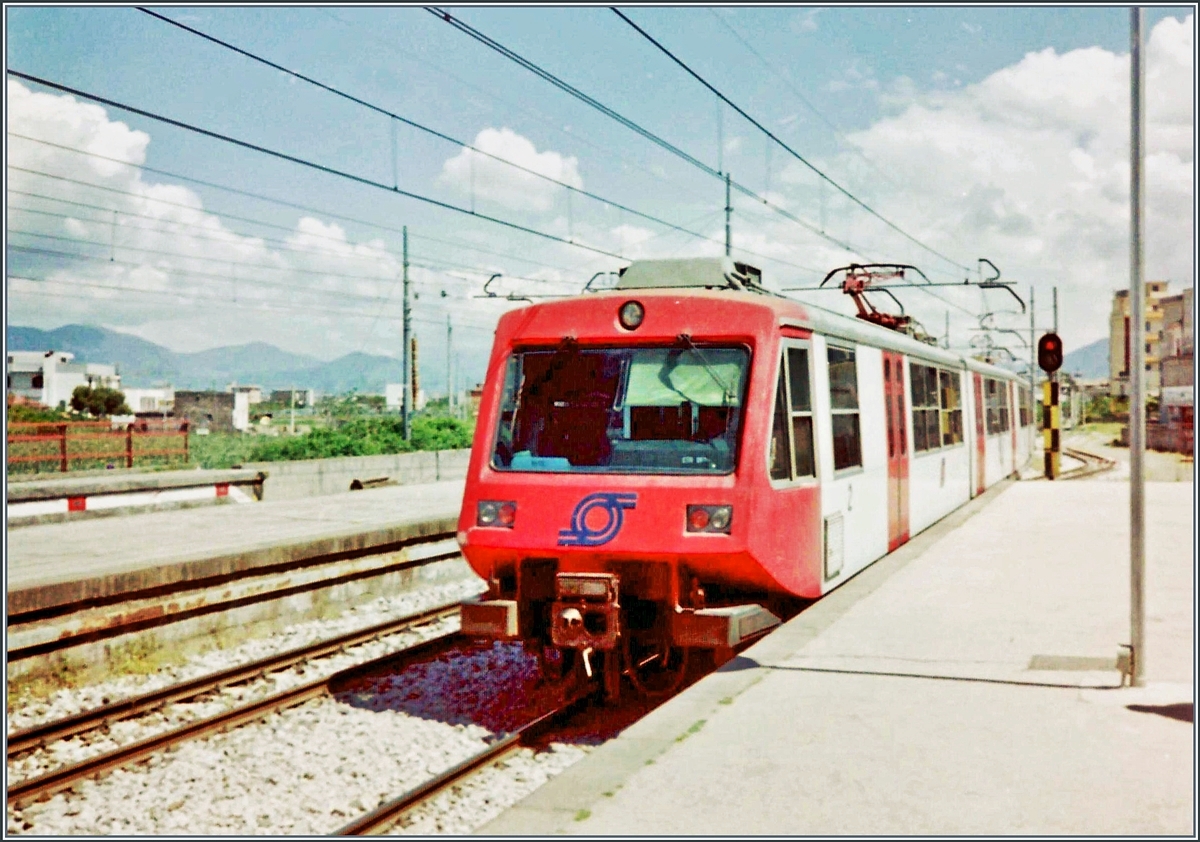 Beim Vesuv gibt es eine Schmalspurbahn, bei welcher der Vulkan den Namen beisteuerte. Auf dem Analogbild vom Mai 1988 erreicht ein Elektrotriebwagen Pompeji. 

