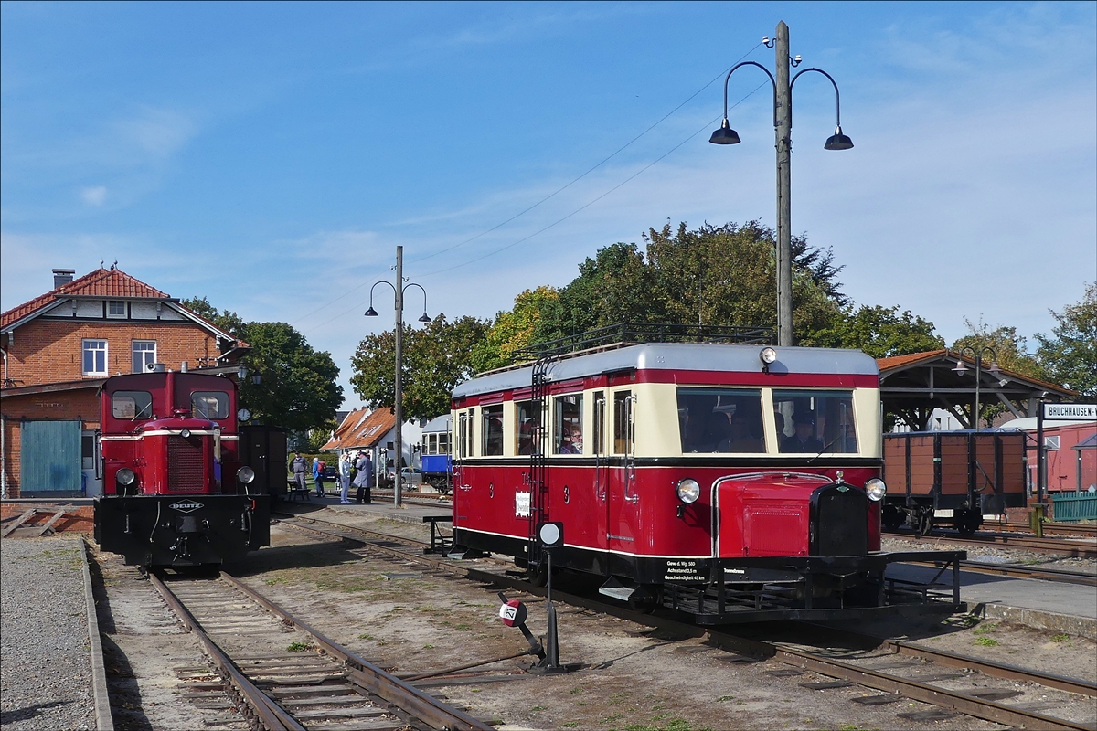 Benzinertriebzug T 41 verlässt den Bahnhof von Bruchhausen – Visen in Richtung Asendorf. Fahrzeugdaten: gebaut 1932 von der Triebwagen- und Waggonfabrik Wismar AG, Wismar unter der Nr 20202. Dieser T 41 ist der älteste erhaltene Wiesmarer Triebwagen und wird nur zu Sonderfahrten eingesetzt.  15.09.2019 (Jeanny)  		                 Weitere Infos unter: http://www.museumseisenbahn.de/index.php/de/fahrzeuge.html 

