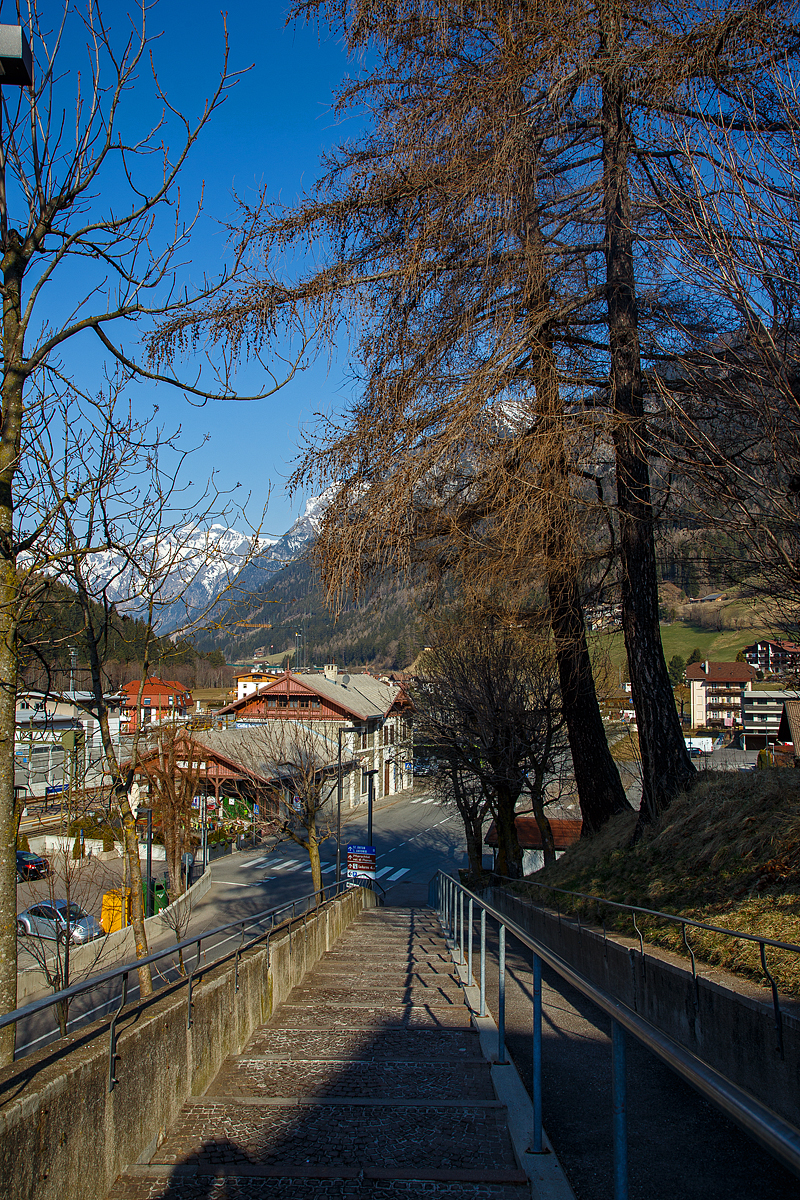 Blick auf den Bahnhof Gossensaß/Colle Isarco am 26.03.2022.
Der Bahnhof Gossensaß (auch Gossensass; italienisch Stazione di Colle Isarco) befindet sich an der Brennerbahn in Südtirol (italienisch Alto Adige), amtlich Autonome Provinz Bozen – Südtirol.

Der Bahnhof Gossensaß ist der erste Haltepunkt im Wipptal südlich des Brennerpasses, zu dem die Bahnstrecke von hier aus über den Pflerschtunnel ansteigt. Er liegt auf 1.066,9 m Höhe nahe dem Zentrum von Gossensaß, dem Hauptort der Gemeinde Brenner, und der durch das Dorf führenden SS 12 (der alten Brennerpass-Straße). 

Der Bahnhof wurde 1867 zusammen mit dem gesamten Abschnitt der Brennerbahn zwischen Innsbruck und Bozen in Betrieb genommen. Durch ihn erlebte Gossensaß bis zum Ersten Weltkrieg seine Blütezeit als bekannter Touristenort. Er konkurrierte mit Orten wie St. Moritz oder Chamonix. 

Das Aufnahmegebäude war zunächst noch relativ kompakt gehalten, wurde wegen der vielen Touristen jedoch noch im 19. Jahrhundert durch einen südlichen Anbau erweitert. Das ursprüngliche Gebäude weist eine Verkleidung aus Grauwacke auf, während dekorative Details wie die Fensterfassungen in weißem Kalkstein gehalten sind. Straßenseitig ist es durch einen in sorgfältigen Details gearbeiteten Dachgiebel aus Holz gestaltet. Der Anbau ist in Brixner Granit gemauert und sticht durch eine hölzerne Veranda hervor. In dem sich heute das Buffet befindet und man auch den Espresso genießen kann. Das Gebäude steht seit dem Jahr 2000 unter Denkmalschutz.

Der Bahnhof Gossensaß wird durch Regionalzüge der Trenitalia sowie der SAD bedient, die auch Busverbindungen zum Bahnhof betreibt. Die Regionalzüge fahren in beide Richtung (Brenner bzw. Bozen) im Stundentakt und werden zu Hauptverkehrszeiten durch Regionalexpresszüge verdichtet.

Uns hat es in Gossensaß sehr gut gefallen, es war einfach zu kurz, so dass wir gerne wiedermal dort hinfahren wollen. Für die drei Tage haben wir uns ein Südtirol/Alto Adige Ticket (eine Mobilcard für 3 Tage) am Automat für 23,00 Euro geholt. So konnten wir mit diesem Ticket Südtirol mit der Bahn erkunden. 
