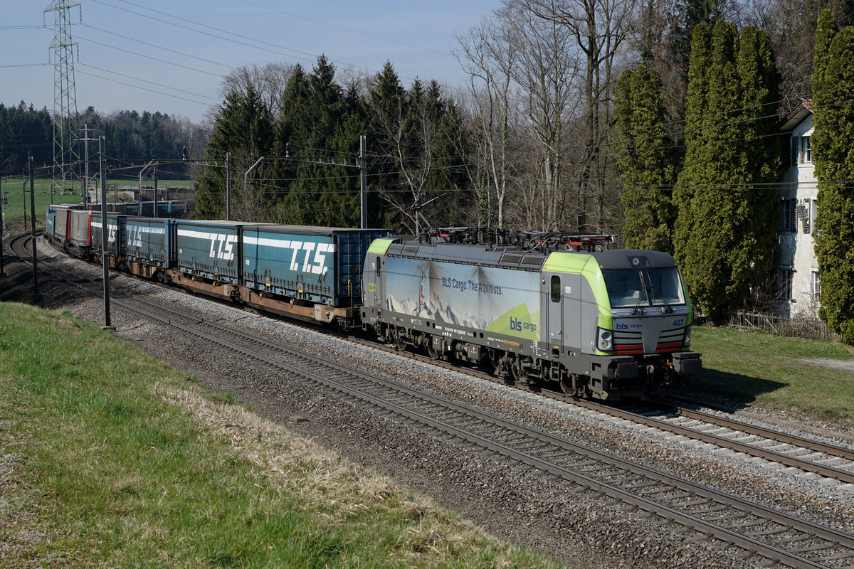 Blockgüterzug von BLS Cargo mit der Re 475 407 bei Mühlau am 22. September 2019.
Foto: Walter Ruetsch