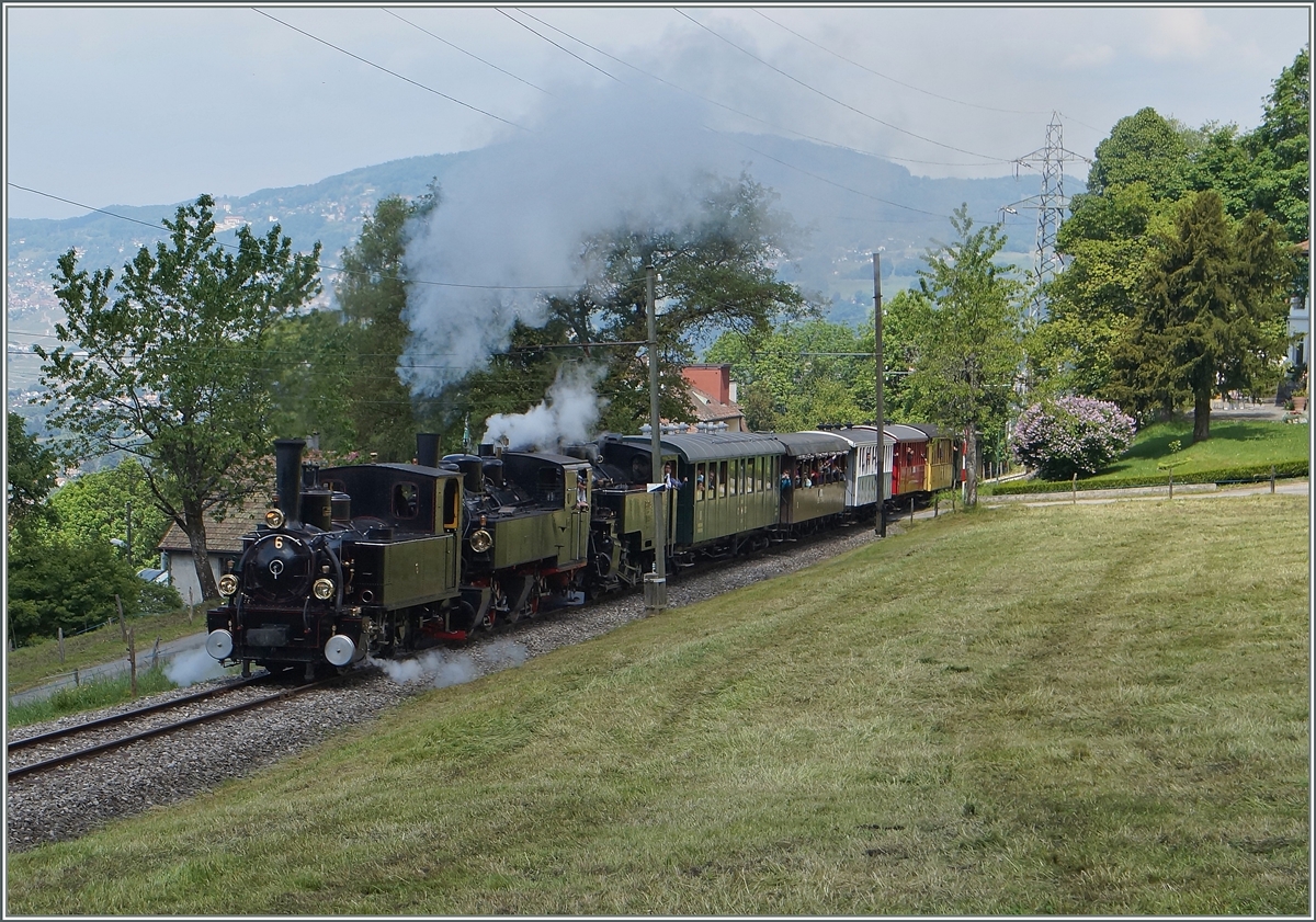 BLONAY-CHAMBY PINGSTFESTIVAL 2015: Ein der vielen Z�ge wurde gleich mit drei Dampfloks gezogen, hier kurz vor Chaulin.
Die sechs Wagen waren sehr gut besetzt und in Chaulin wurdes es dann richtig voll.
25. Mai 2015
