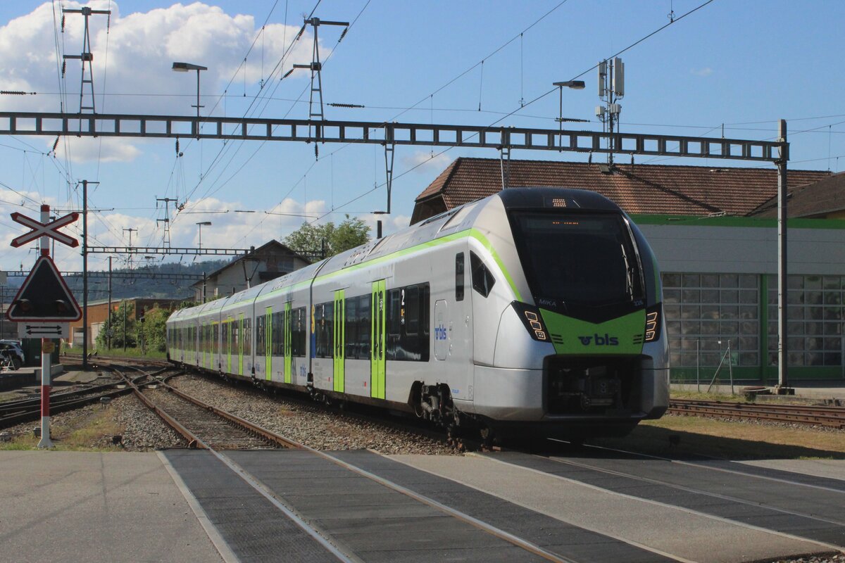 BLS 528 226 treft am 17 Mai 2025 in Oberburg ein.