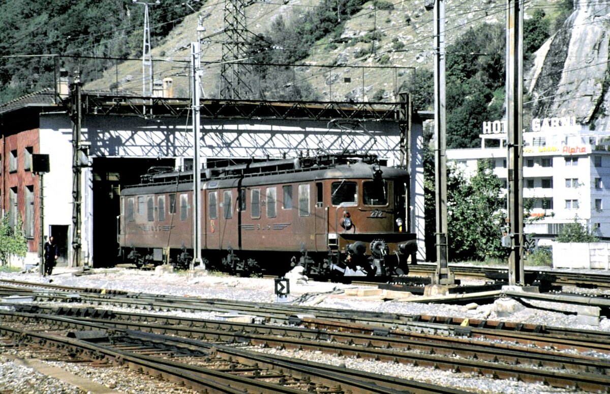 BLS Ae 8/8 nr.272 kommt in Brig aus dem Lokschuppen am 20.08.1979.