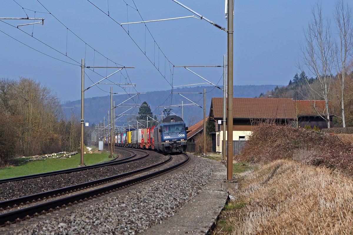 BLS: Gleich drei verschiedene Motive des selben Zuges vom gleichen Fotostandort aus. Die Aufnahme des BLS-Güterzuges mit einer blauen Re 465-Doppeltraktion entstand am 18. März 2015 bei Murgenthal. An der Spitze des Güterzuges war die 465 008-1 engereiht.
Foto: Walter Ruetsch 