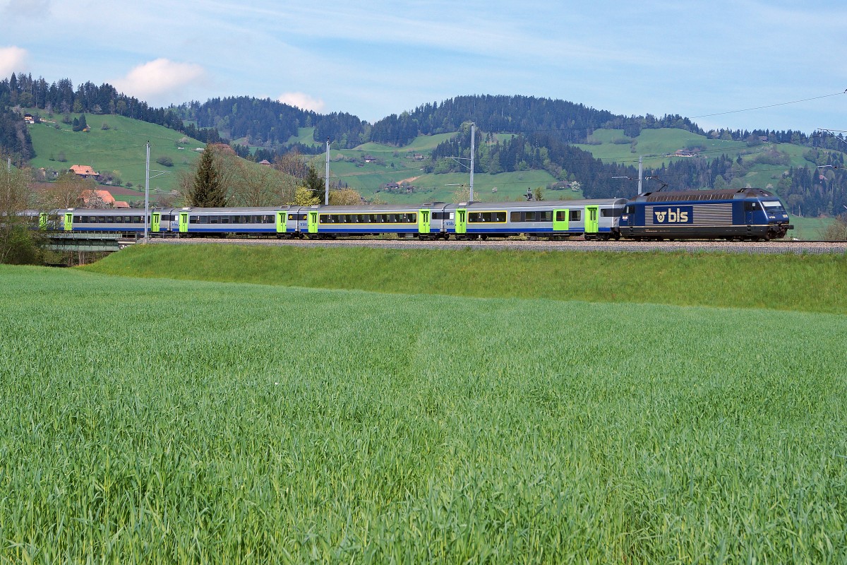 BLS: RE Luzern-Bern mit der Re 465 006 kurz nach Langnau im Emmental am 29. April 2015.
Foto: Walter Ruetsch