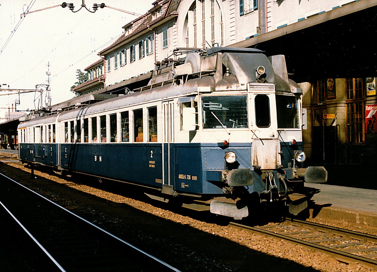 BLS/BN: 
Nach dreij�hriger Renovation ist der als �Blauer Pfeil� bekannte Zug der BLS wieder auf dem Schweizer Schienennetz unterwegs. Die Jungfernfahrt am 12. August absolviert der Zug auf seiner urspr�nglichen Einsatzstrecke Bern-Neuenburg.Der �Blaue Pfeil� verkehrte zwischen 1938 und 1985 auf dieser Strecke, danach noch bis 1999 auf dem Netz der Sensetalbahn. Als der Zug ausgemustert wurde, rettete ihn der Tramverein Bern vor dem Verschrotten. 2011 erwarb die BLS-Stiftung das letzte erhaltene Fahrzeug. Es gilt als Objekt der Industriekultur von nationaler Bedeutung.
 
Fahrzeiten Jungfernfahrt �Blauer Pfeil�
Dienstag, 12. August 2014. Bern ab 14.14 Uhr, Marin-Epagnier (NE) an 14.55 Uhr. R�ckfahrt Marin-Epagnier ab 15.01 Uhr, Bern an 16.16 Uhr.

Die Aufnahme des ABDZe 736 (1938) ist im Oktober 1995 in Spiez entstanden.
Foto: Walter Ruetsch