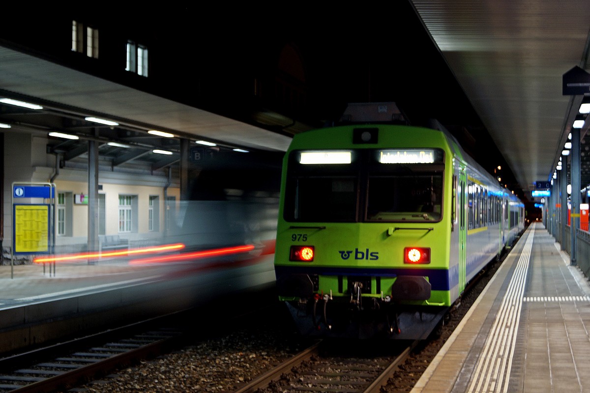BLS/DB: Morgenstund hat Gold im Mund. Nach einem kurzen Zwischenhalt in Spiez setzte der ICE 1057 Basel SBB-Interlaken Ost am frühen Morgen des 9. Januar 2015 die Fahrt weiter nach Interlaken Ost fort. Dabei kam es zu einer Begegnung mit dem Regionalzug Spiez-Interlaken Ost, bestehend aus einem BLS RBDe 566-Pendel.
Foto: Walter Ruetsch 