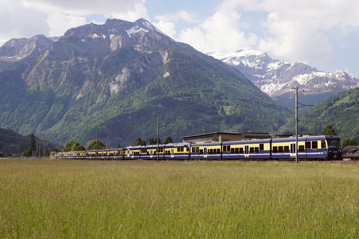 BOB: Regionalzüge bestehend aus Rollmaterial verschiedener Generationen ab Grindelwald und Lauterbrunnen vereint bei Interlaken unterwegs am 27. Mai 2017.
Foto: Walter Ruetsch 