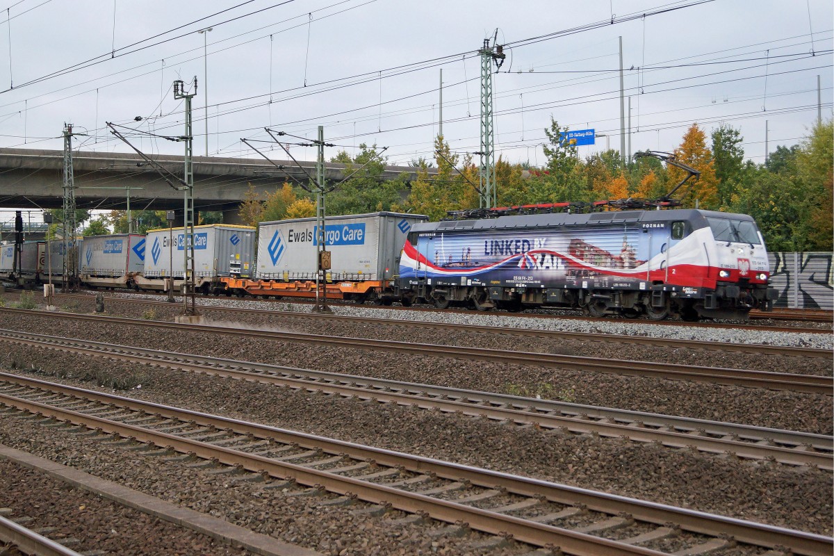 BR 189: Die POZNAN E 189-213 mit Werbeanstrich beim eher seltenen Passieren das Bahnhofs HAMBURG HARBURG am 13. Oktober 2015. 
Foto: Walter Ruetsch