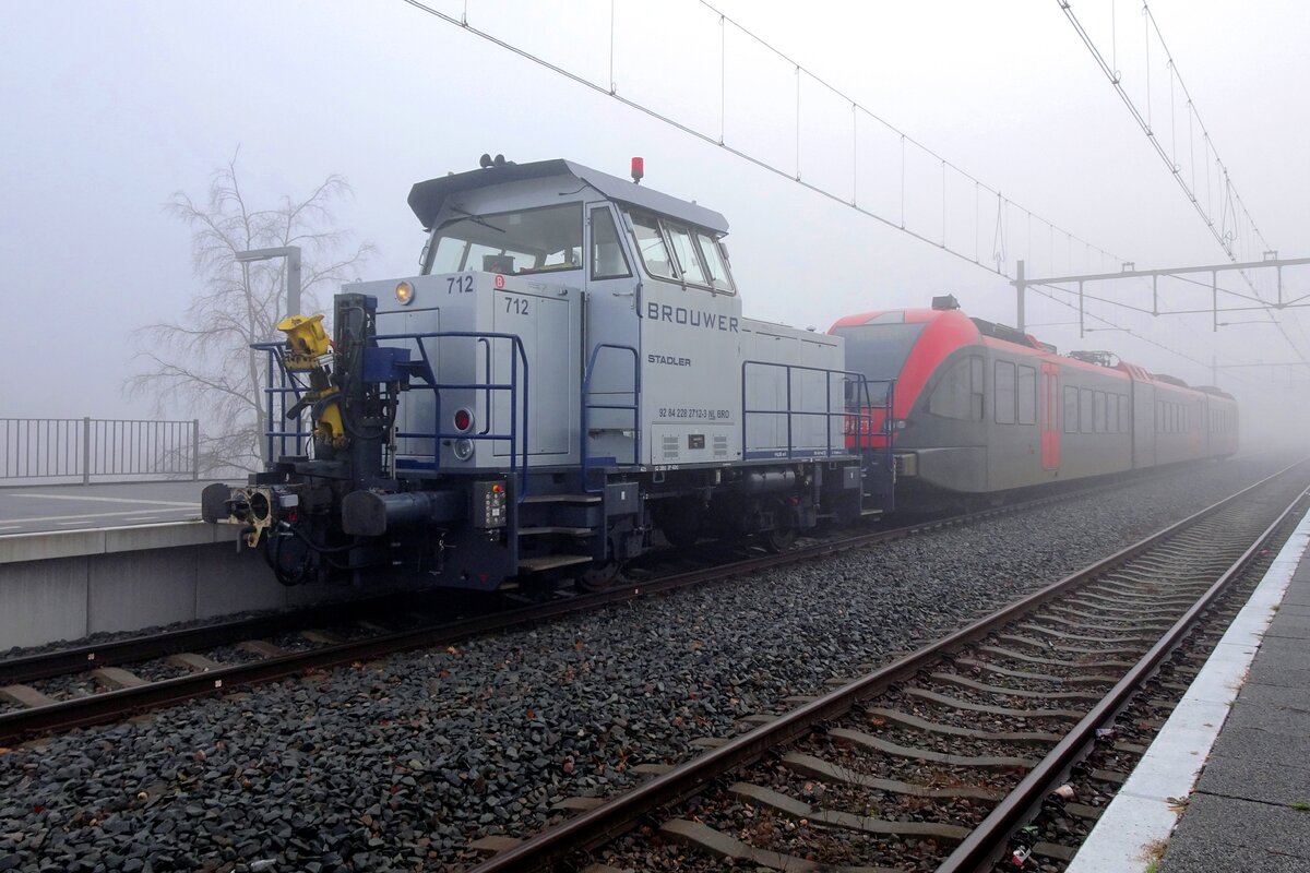 Brouwer 712 rangiert am mistigen 16 Dezember 2021 in Blerick.