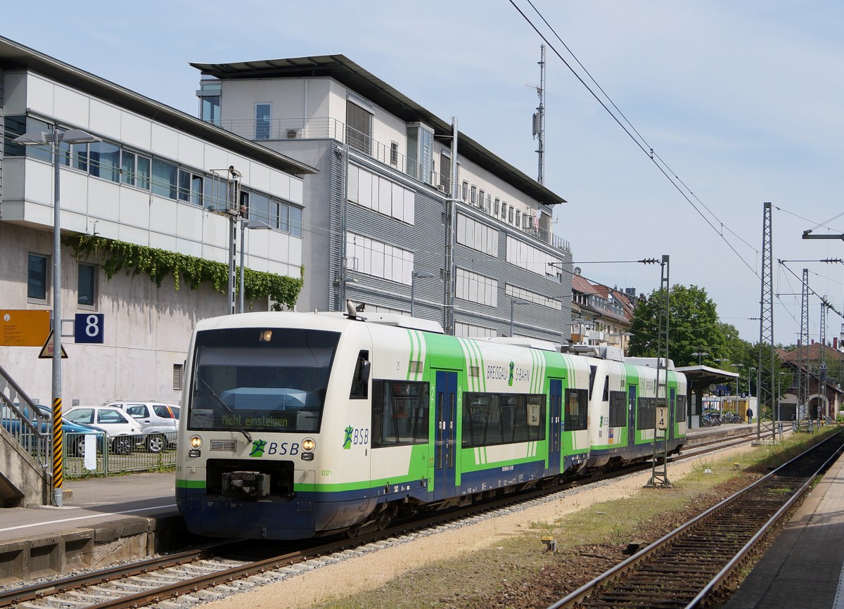 BSB: Die Regio-Shuttle RS 1 von Stadler der Breisgau S-Bahn verkehren auf den Strecken Freiburg-Breisach und Freiburgs-Elzach. Die Aufnahme eines Zweiwagenzuges ist am 28. Mai 2015 in Freiburg im Breisgau entstanden.
Foto: Walter Ruetsch 