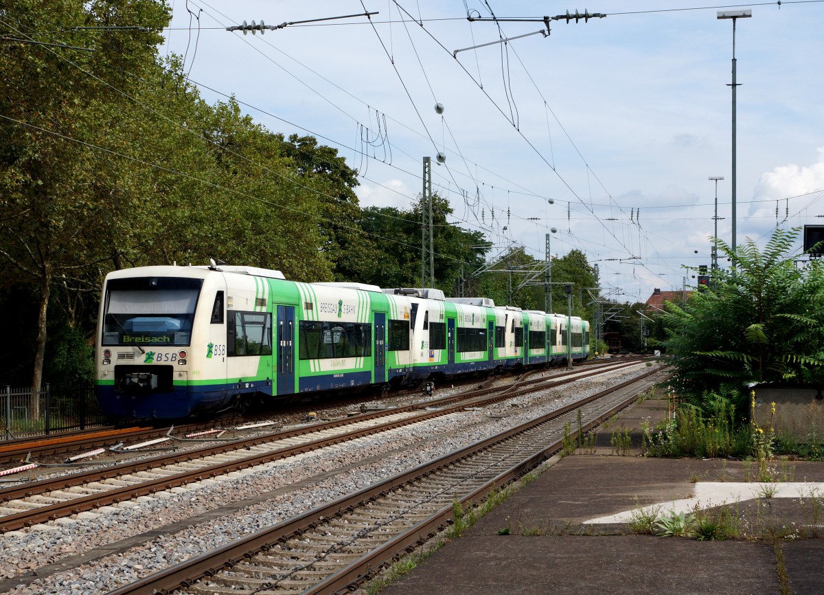 BSB: Die Regio-Shuttle RS 1 von Stadler der Breisgau S-Bahn verkehren auf den Strecken Freiburg-Breisach und Freiburgs-Elzach. Vierwagenzug auf der Fahrt nach Breisach am 3. September 2015 in Freiburg im Breisgau.
Foto: Walter Ruetsch 