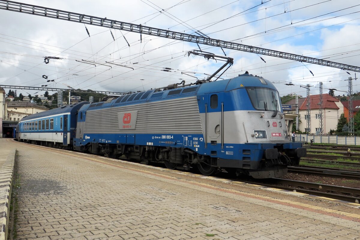 CD 380 003 verlässt am 26 Augustus 2021 Bratislava hl.st. und lasst sich vom sitzender Fotograf abbilden.