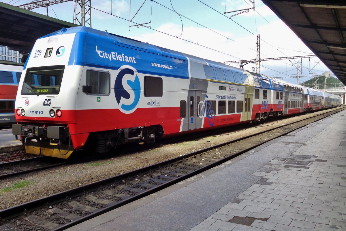 CD 471 018 wirbt in Praha-Masarykovo f�r das PID-Fahrticket am 15 Mai 2018. 