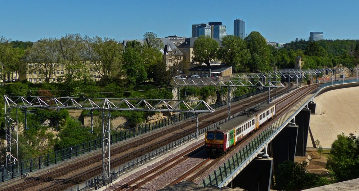 CFL 2017 hat die Unterführung ab dem Bahnhof Luxemburg verlassen und bediennt die Strecke Luxemburg Wasserbillig. 01.06.2021
Endlich ist die neue Fotostelle in der Stadt Luxemburg zugänglich, Baustelle beendet, zusehen ist das neue 4 Gleisige Teilstück mit im Hintergrund die Streckenteilung, rechts in Richtung Wasserbillig Linie 30, links in Richtung Troisvierges, Linie 10.
