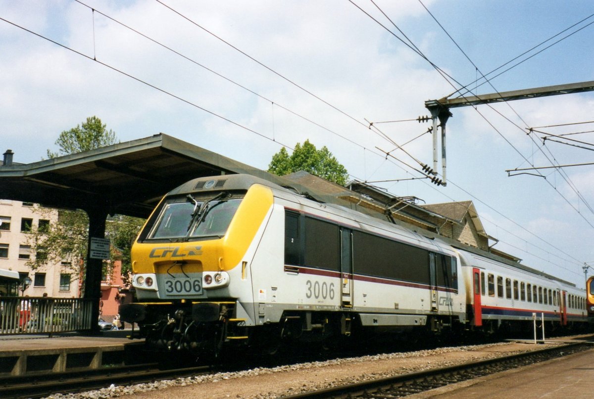 CFL 3006 steht mit ein IR nach Luxembourg in Ettelbrück am 31 Mai 2009.