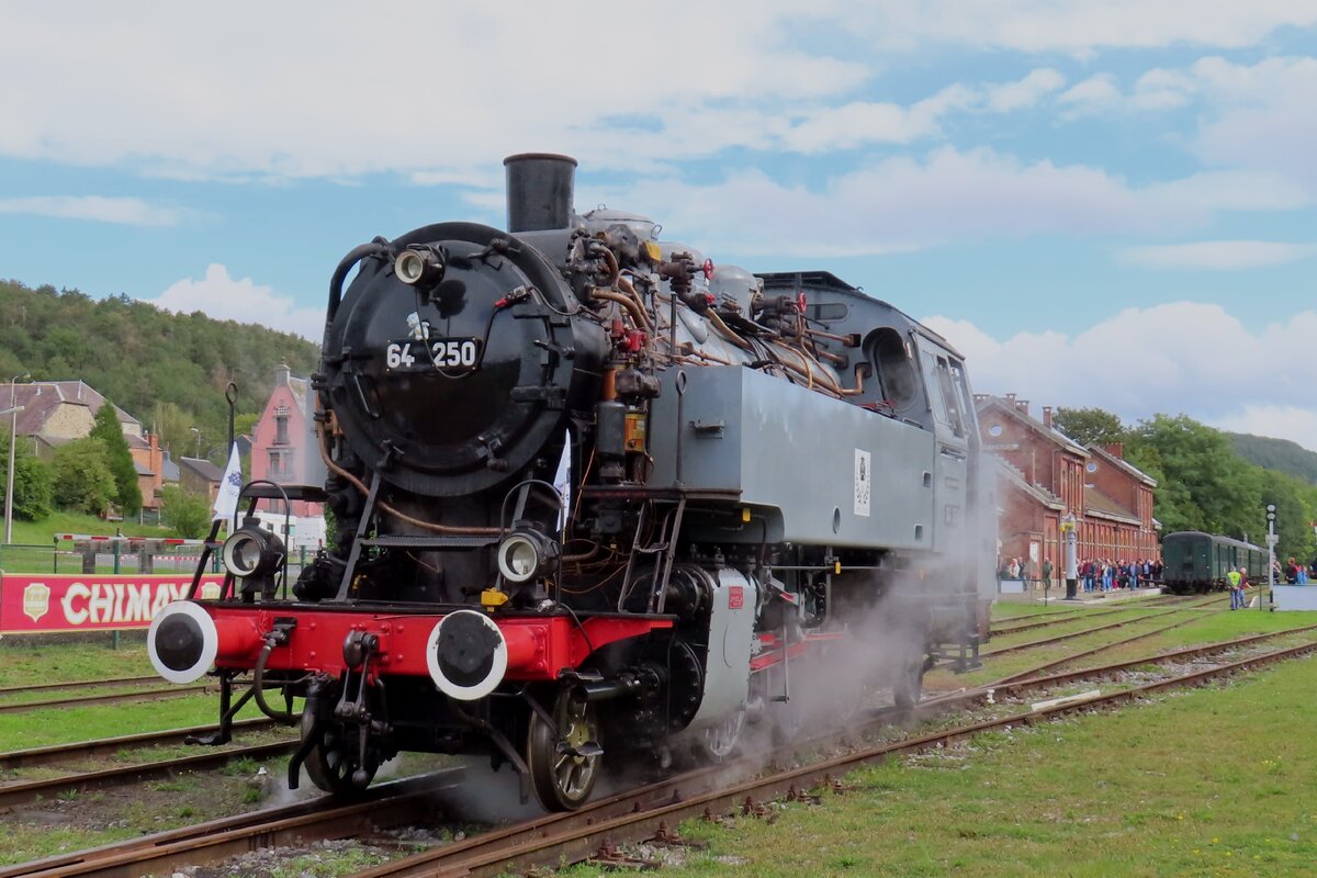 CFV3V 64 250 -frisch renoviert- lauft am 22 September 2023 um in Treignes. Hinter der Lok wirbt ein Werbebanner f�r das herrliche ortlich gebrauen Bier 'Chimay'. 