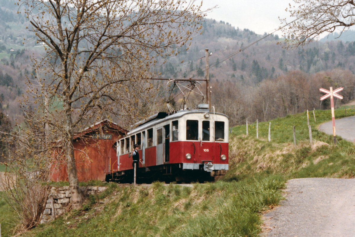Chemins de fer �lectriques Veveysans (CEV).
Erinnerungen an die alte CEV.
CEV BDe 4/4 105 bei einem Zwischenhalt auf der BC Haltestelle Cornaux, ehemals CEV im Mai 1986.
Foto: Walter Ruetsch