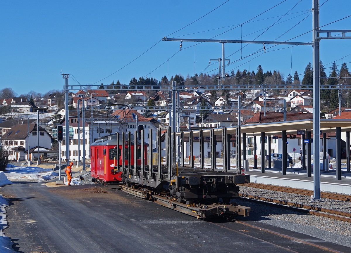 CJ Güterverkehr: Nach der Umgestaltung des Bahnhofs Le Noirmont wird der Güterverkehr auf dem Geleise 5 abgewickelt. Am 12. März 2015 rangierte der De 4/4 II 411 einen normalspurigen Holzwagen auf Rollschemel für die Beladung auf das Gütergeleise. In der Schweiz werden nur noch auf der CJ normalspurige Güterwagen auf Rollschemel transportiert.
Foto: Walter Ruetsch